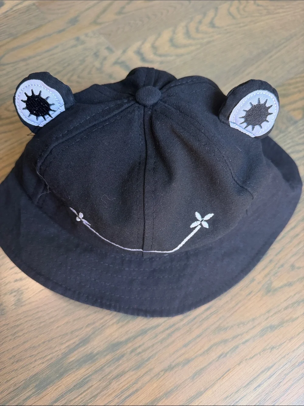 Black Bucket Hat with Playful Eye Detail - Unbranded